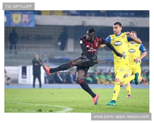 米兰外脚背传中：精准无比的艺术之美