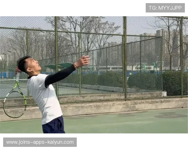 网球男单侧旋发球让对手完全判断错误